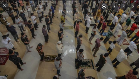 Ilustrasi salat berjamaah ditengah pandemi (Foto: BBC)