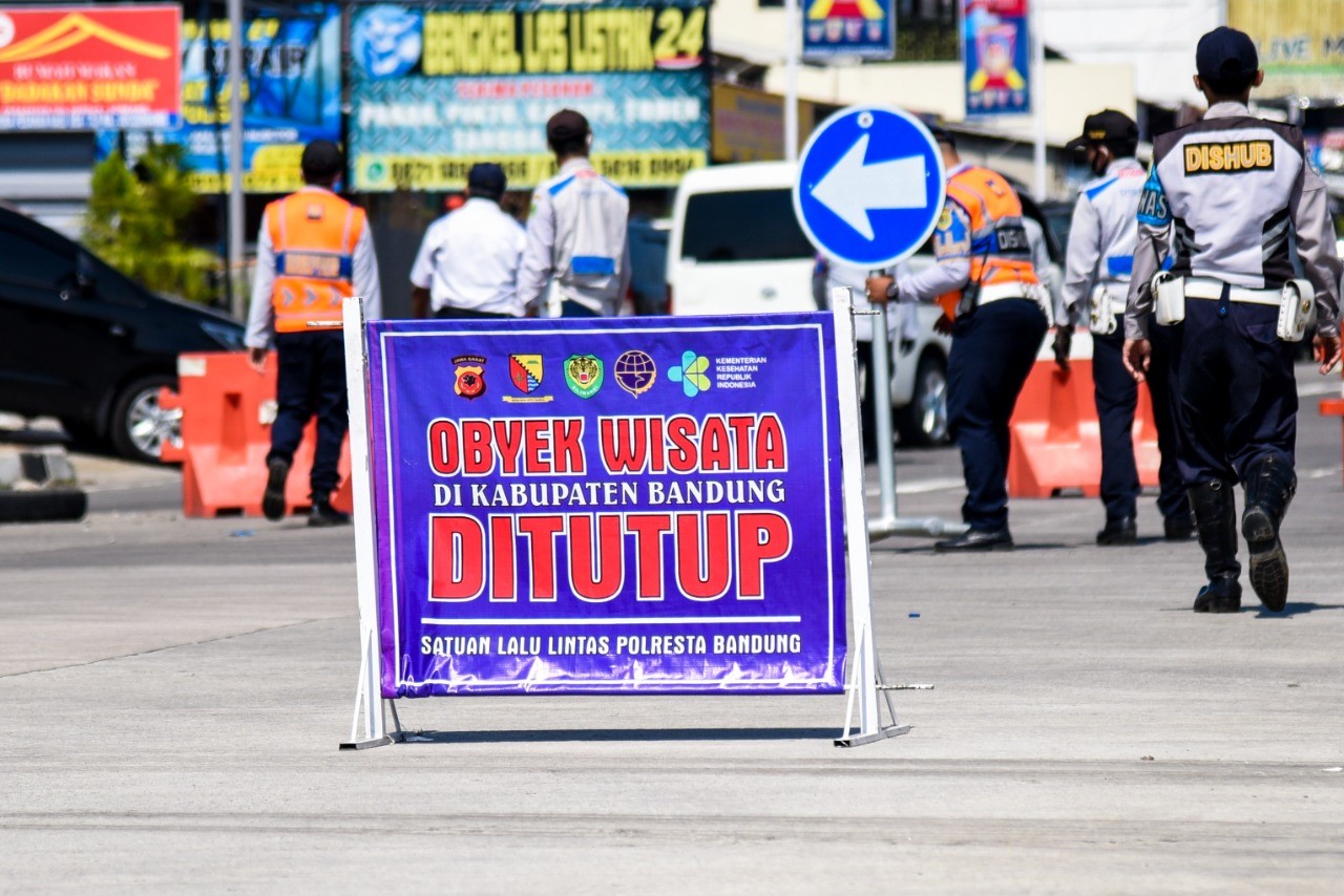 Sejumlah petugas dari Lantas Polresta Bandung dan Dinas Perhubungan melakukan penyekatan di Pinto Tol Seroja, Sabtu (3/7/2021). (Foto: Humas Pemkab Bandung) 