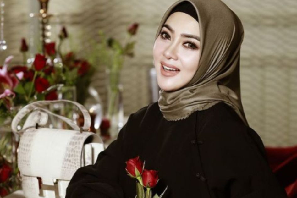 
Syahrini berhijab (Foto : Grid.ID)
