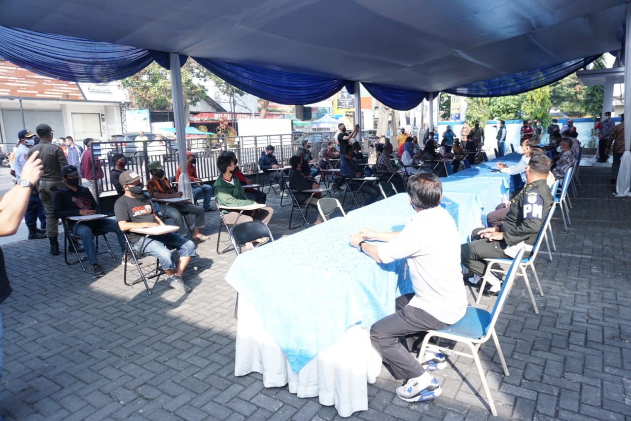 
Pelaksanaan peluncuran progran bantuan bagi PKL, Penarik Becak, Kusir Delman, Supri Angkot, dan Seniman di Halaman Bank BPR Garut, Jalan Ahmad Yani, Kecamatan Garut Kota, Kabupaten Garut, Jumat (23/7). (Foto: andre/dara.co.id)
