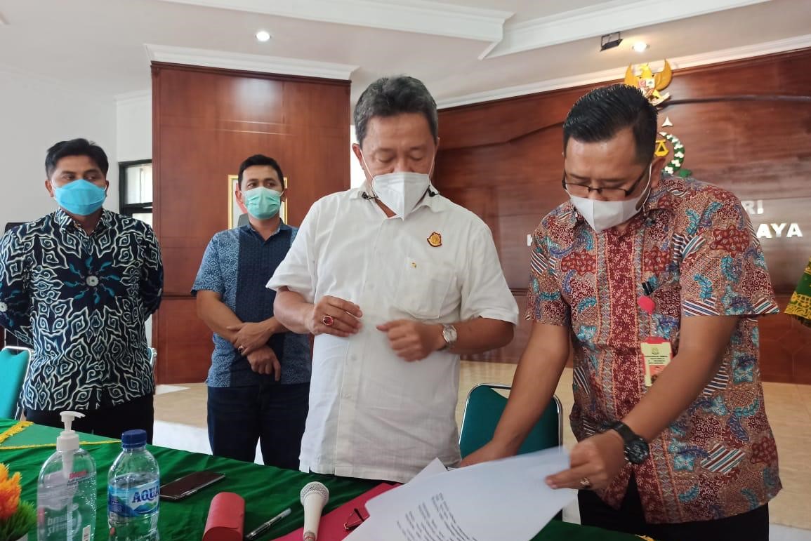 

Kejari Kabupaten Tasikmalaya, Jawa Barat memperlihatkan dokumen kasus dugaan korupsi dana hibah APBD 2018, Jumat (6/8/2021). (Foto: nanang/dara.co.id)
