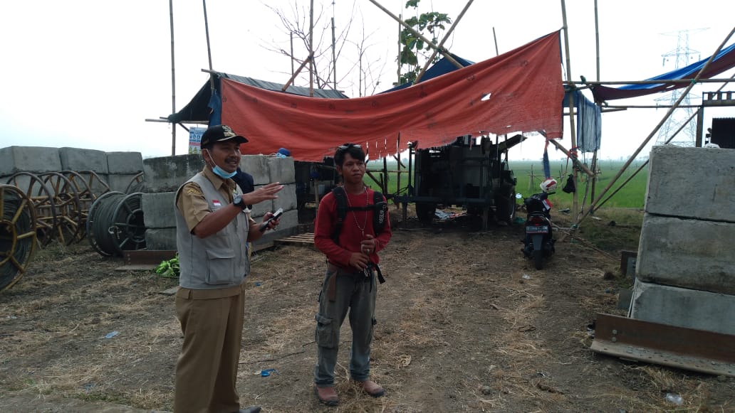 
Camat Losarang, Suratno Sukarja meninjau lokasi kabel SUTET yang rusak, Senin (9/8/2021). Foto: yohanes/dara.co.id)

