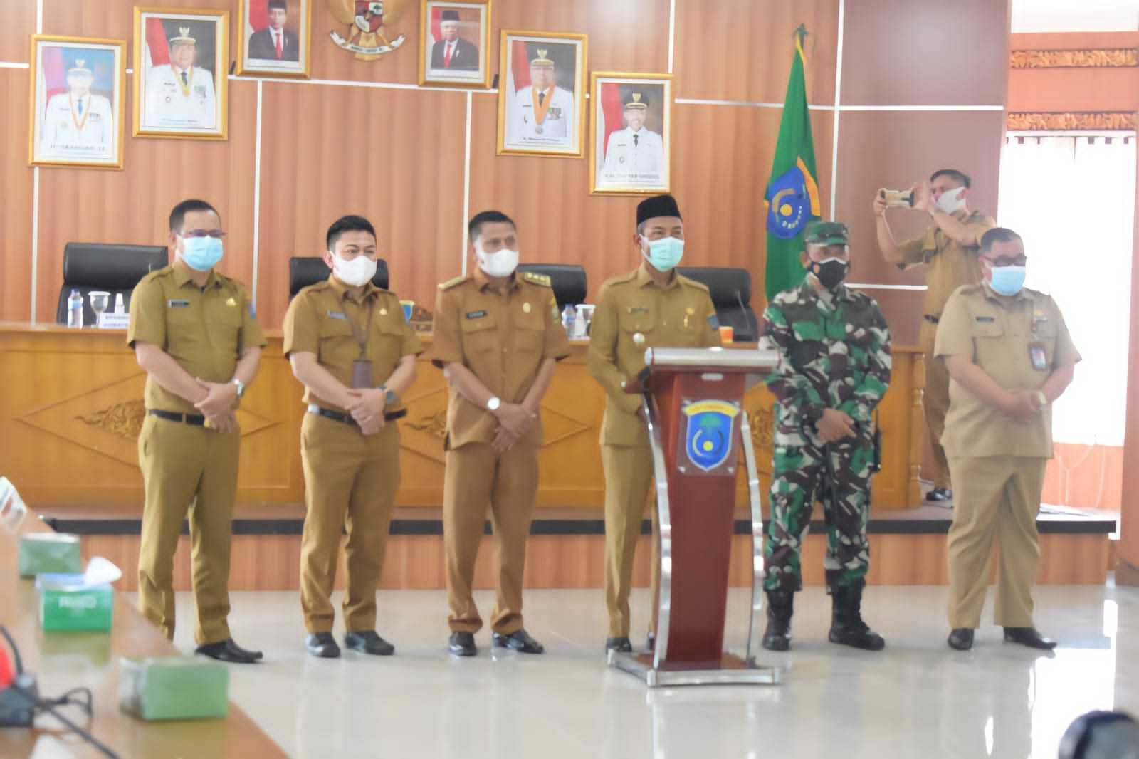 
Wakil Bupati OKI, H.M.Dja'far Shodiq saat membuka pelatihan Pelatihan Kepemimpinan Pengawas (PKP) Angkatan ke-5 secara virtual di Kayuagung, Senin, (23082021). (Foto : istimewa)