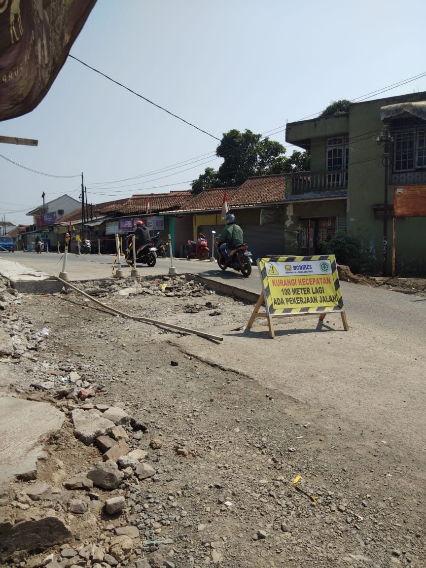 Jalan Wilayah Selatan KBB, yang sedang diperbaiki saat ini (foto: Istimewa)