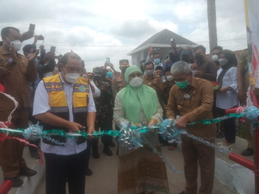 Jembatan gantung Babatan Kecamatan Pedamaran diresmikan Bupati OKI, H. Iskandar, SE (Foto: Istimewa)