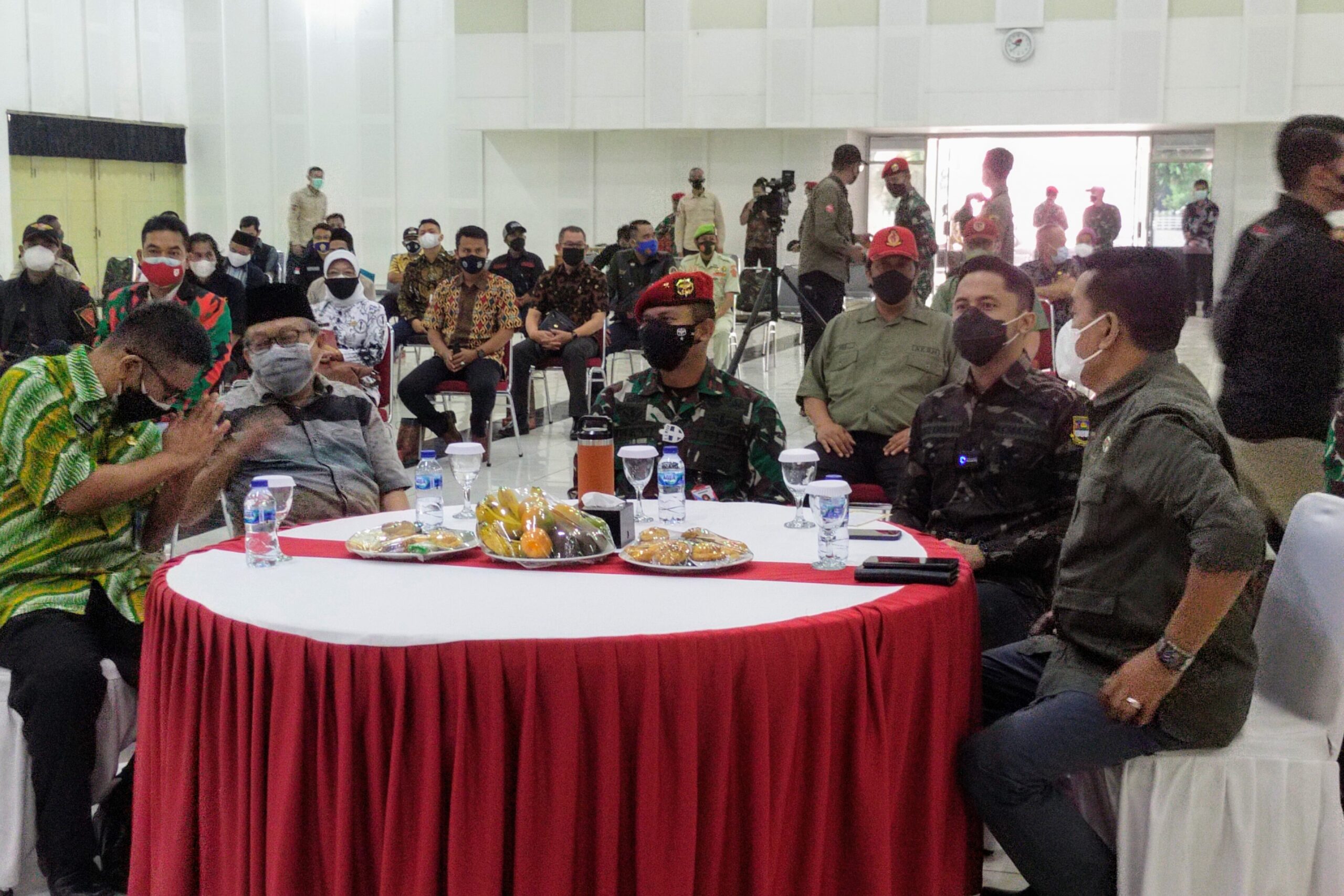 Hengki Kurniawan bersama Danpusdiklatpassus Brigjen TNI Thevi A. Zebua, Djamu Kertabudi, Kepala Kesbangpol KBB, Suryaman dan Kadiskes KBB Eisen Bower Sitanggang pada saat acara Komunikasi Sosial.(Foto : heni/dara.co.id)



Hengki Kurniawan bersama Danpusdiklatpassus Brigjen TNI Thevi A. Zebua, Djamu Kertabudi, Kepala Kesbangpol KBB, Suryaman dan Kadiskes KBB Eisen Bower Sitanggang pada saat acara Komunikasi Sosial.(Foto : heni/dara.co.id)




