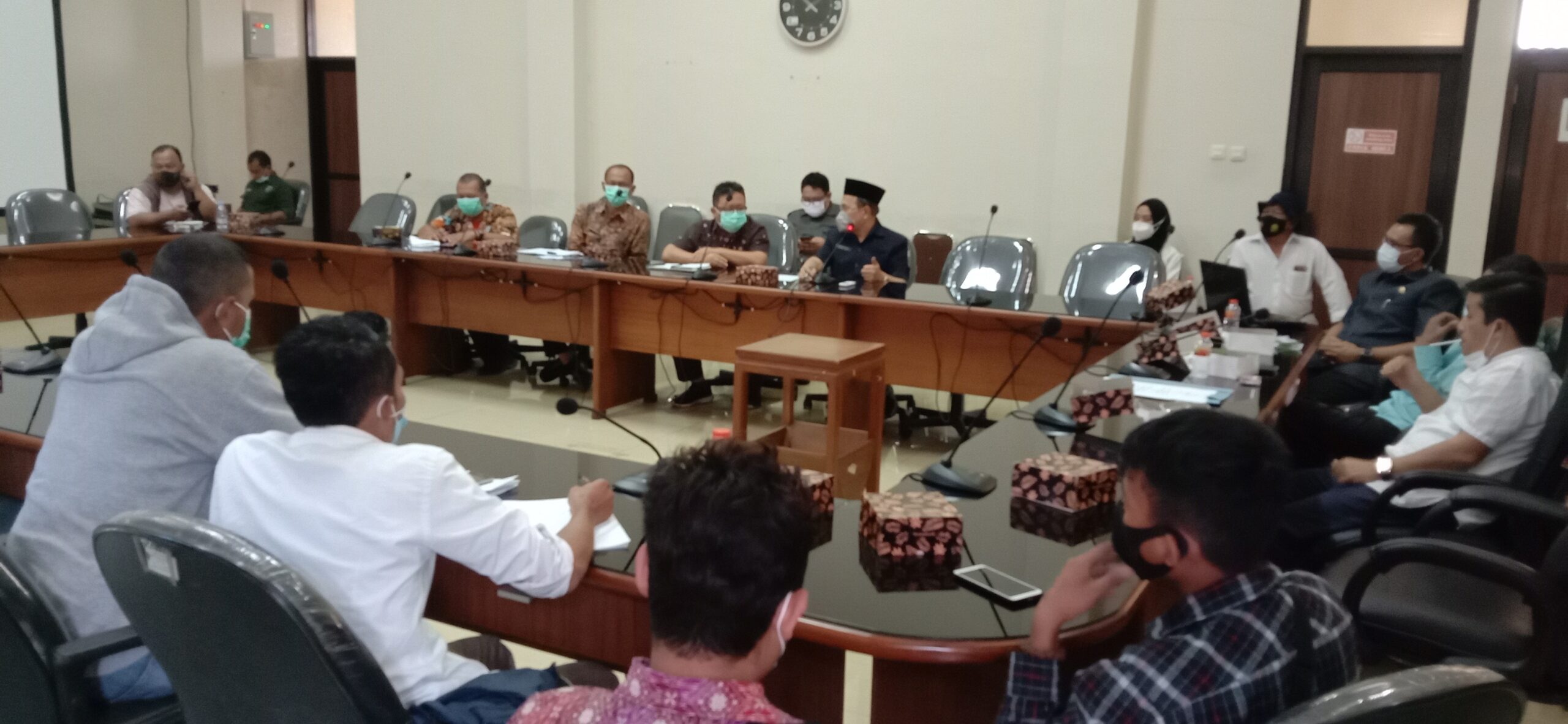 
 Serikat Petani Pasundan (SPP) Tasikmalaya saat audien di DPRD beberapa waktu lalu (foto : Nanang Yudi)
