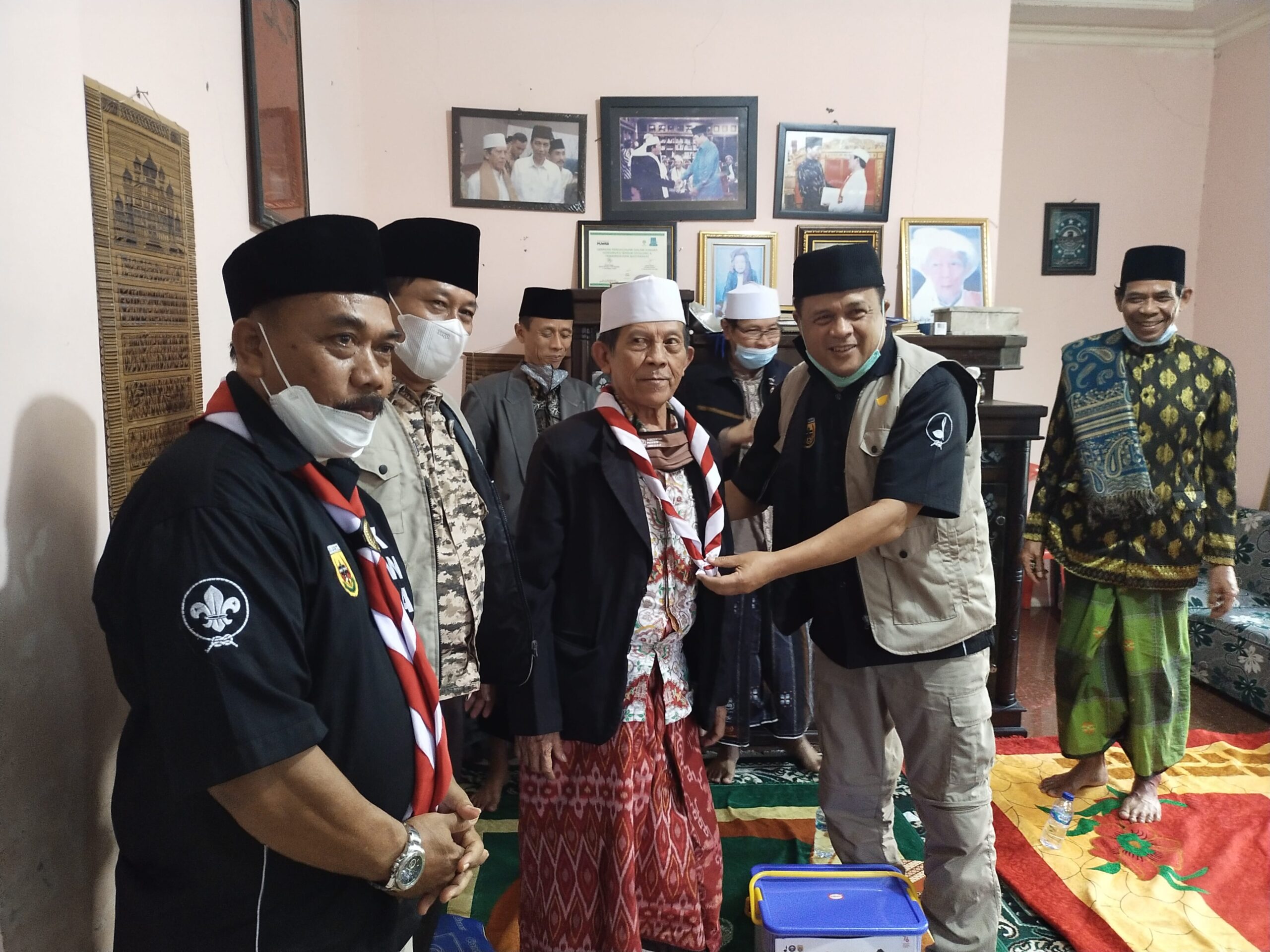 Aseng Djunaedi mengalungkan kacu pada Aa Maulana (Foto: Heni Suhaeni/dara.co.id)