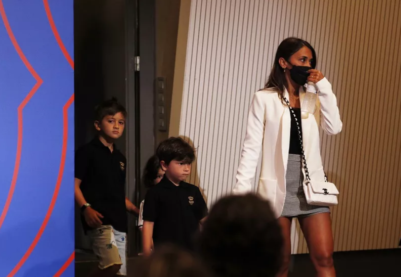 

Ketiga putra Lionel Messi menghadiri konferensi pers bersama sang ibu, Antonela Roccuzzo, di Stadion Camp Nou (Foto: Reuters/Albert Gea)