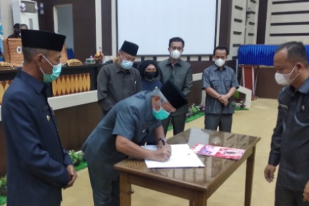 
Bupati dan Ketua DPRD Kabupaten OKI menandatangani kesepakatan bersama dalam  rapat paripurna dengan agenda penandatanganan MoU Kebijakan Umum Anggaran dan Prioritas Plafon Anggaran Sementara (KUA-PPAS) tahun 2022, Selasa (3/8/2021).(Foto: istimewa)
