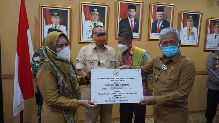 
Anggota Komisi 1 DPR RI, Alex Nurdin memberikan sejumlah vintilator kepada Rumah Sakit Umum Daerah (RSUD) Kayuagung, Bantuan diterima Bupati Ogan Komering Ilir, H.Iskandar, Selasa (24/8/2021). (Foto: erwandi/dara.co.id)