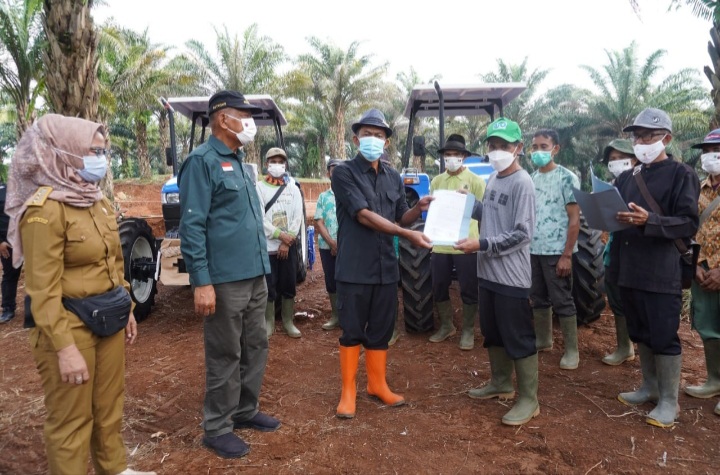 Bupati Subang, H.Ruhimat menyerahkan bantuan Alat-alat pertanian kepada  petani di kecamatan Serangpanjang, Senin (2/8/2021). (Foto: yudi/dara.co.id)
