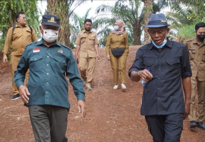 Anggota DPR RI Komisi IV Dr. H. Sutrisno dan Bupati Subang H Ruhimat saat melakukan peninjauan (Foto: Istimewa)
