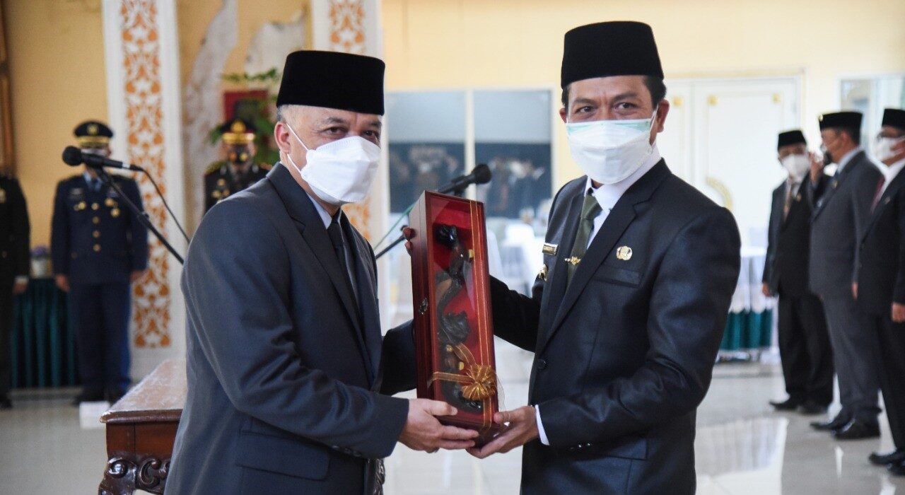 Bupati Bandung Dadang Supriatna menyerahkan cenderamata kepada Drs. Asep Sukmana yang telah menjabat sebagai Pj. Sekda selama lima bulan terakhir, Senin (2/8/2021). (Foto: Humas Pemkab Bandung) 