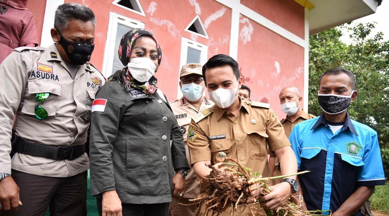 Wakil Bupati Bandung Sahrul Gunawan memperlihatkan kekuatan akar pohon saat membuka Lokakarya Lingkungan Hidup di Kecamatan Arjasari, Selasa (3/8/2021). (Foto : Humas Pemkab Bandung)
