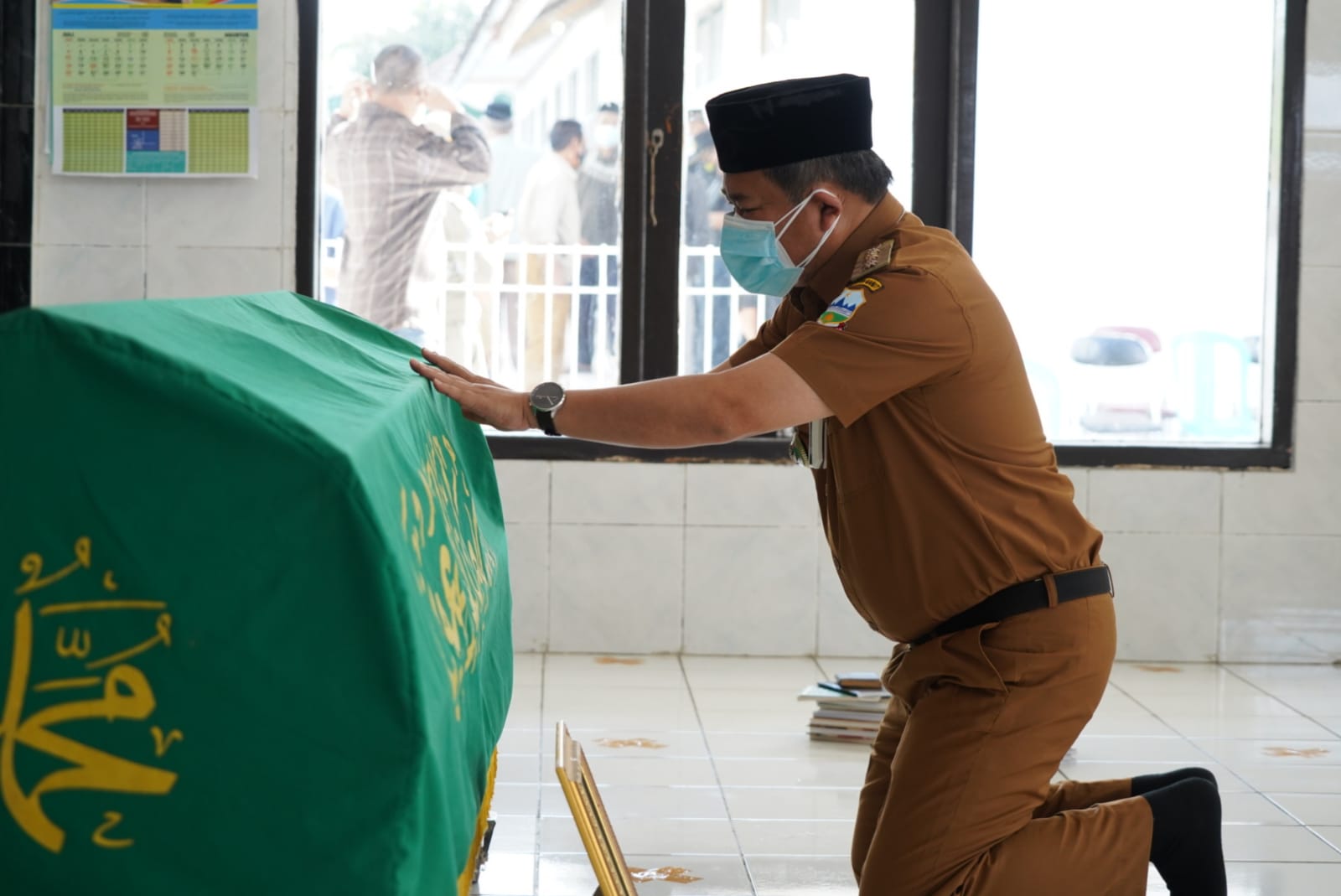 Bupati Garut, Rudy Gunawan, memberikan penghormatan terakhir kepada almarhum Drs. H. Mahmud, M.Si, M.M.Pd (Foto: Andre/dara.co.id)