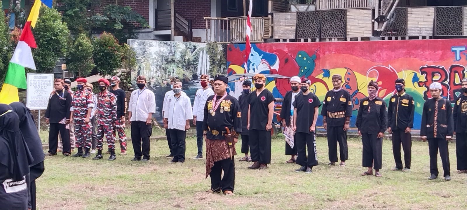 Pakaian adat mewarnai Upacara Peringatan Hari Kemerdekaan ke-76, 
di lapang Batu Mahpar Galunggung Kabupaten Tasikmalaya, Selasa (17/8/2021).(Foto: ist)
