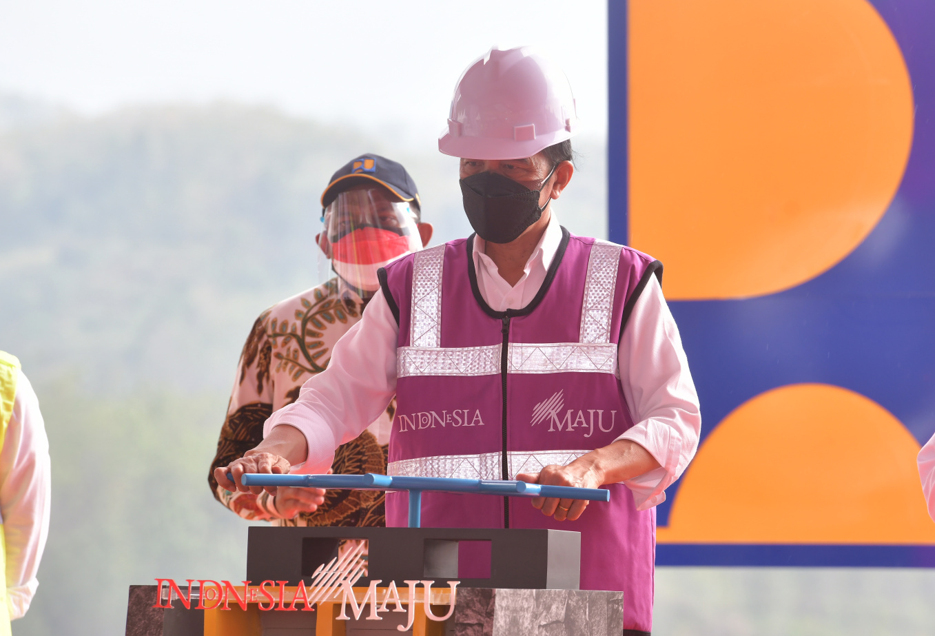 Presiden Joko Widodo memutar roda pintu air sebagai tanda peresmian Bendungan Kuningan, Selasa (31/08/2021), di Kabupaten Kuningan, Jabar. (Foto: Humas Setkab/Oji)

