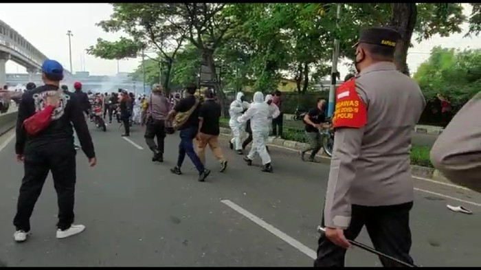 Polisi membubarkan massa pendukung HRS dengan tembakan gas air mata. (Zunita/detikcom)