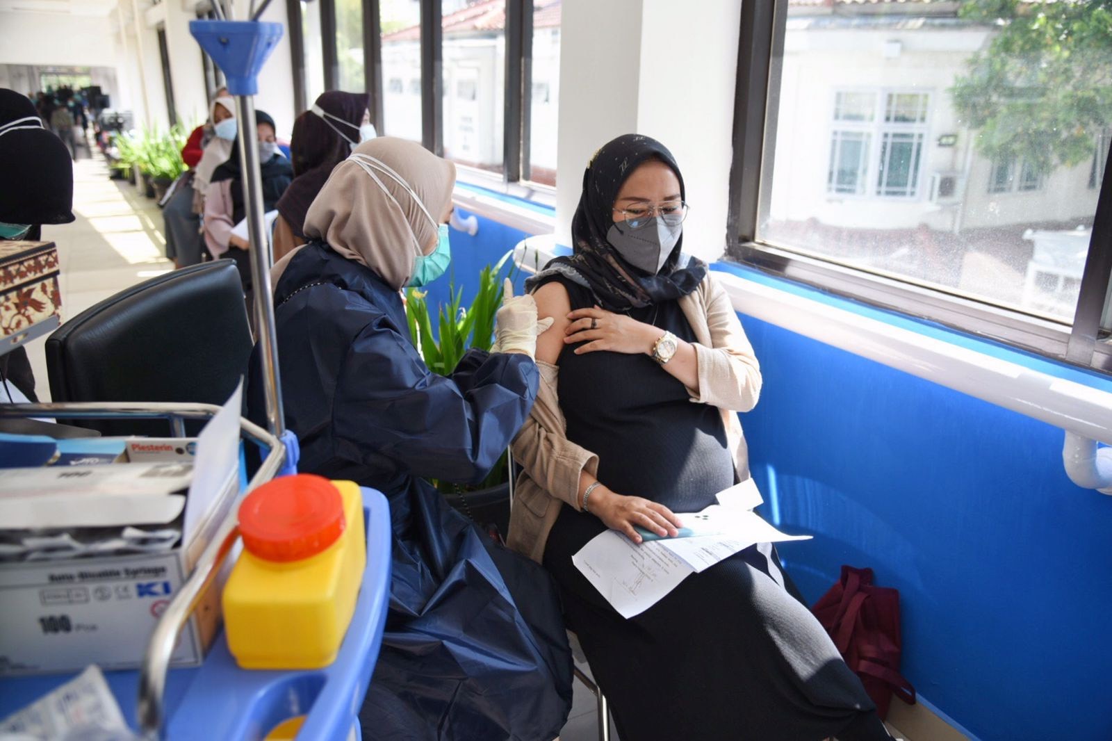 
Seorang ibu hamil suntik vaksin dalam  Gebyar Vaksinasi yang digagas oleh Pemerintah Provinsi Jawa Barat, di RSUD Al-Ihsan Kecamatan Baleendah, Kamis (26/8/2021).(Foto :Bagian Protokol dan Komunikasi Pimpinan)