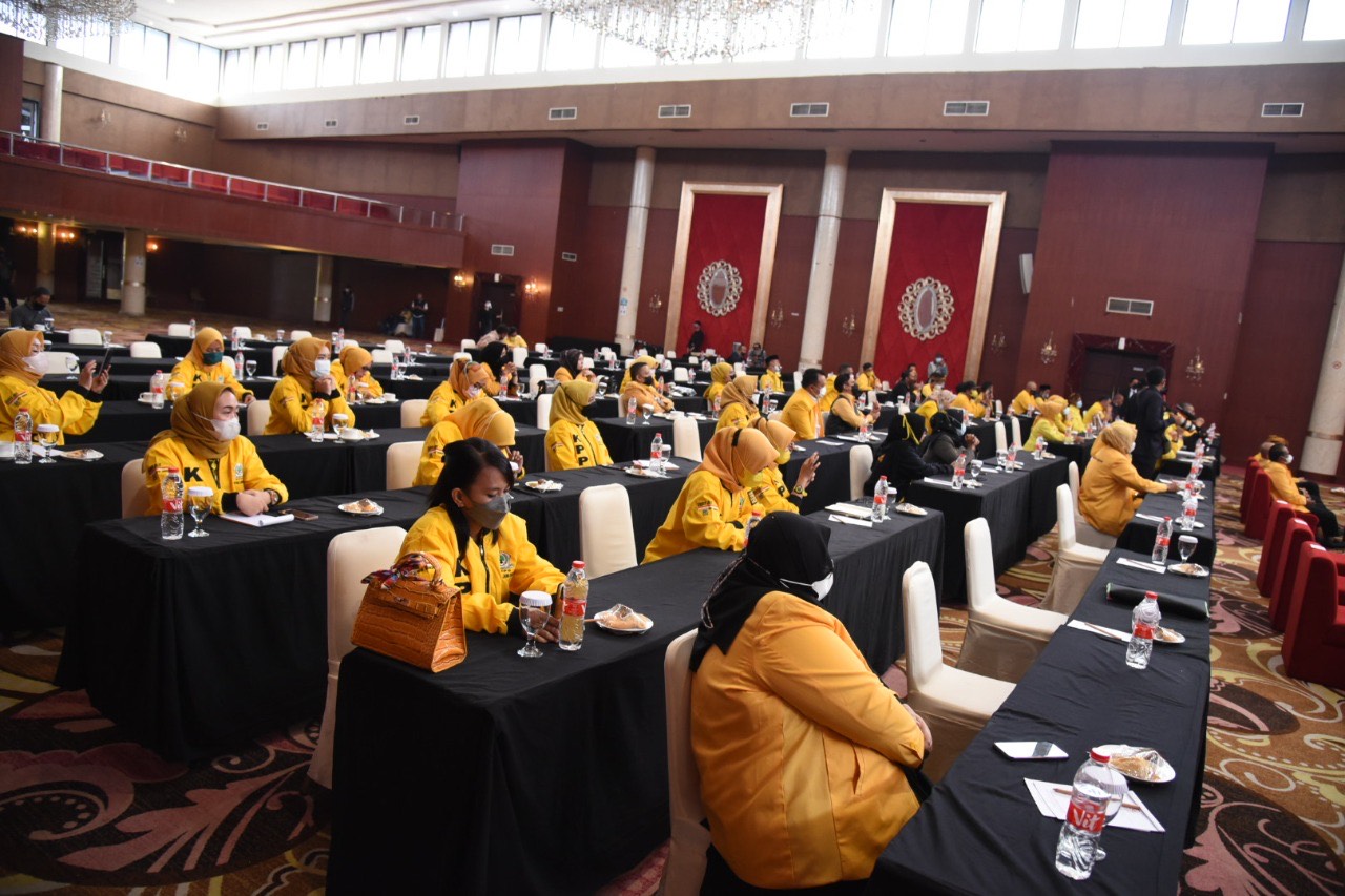 

Peserta Pendidikan Bagi Kader Partai Politik yang digagas Badan Kesatuan Bangsa dan Politik (Kesbangpol) Kabupaten Bandung di Buka Bupati Bandung Dadang Supriatna di di Sutan Raja Hotel, Soreang, Senin (23/08/2021).(Foto : Bagian Protokol dan Komunikasi Pimpinan)
