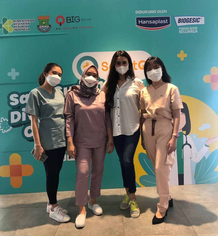 
Para dokter gigi dari Klinik Gigi ODAC saat acara konsultasi gigi dan vaksinasi gratis untuk 1000 anak pada Jumat, 27 Agustus 2021 di QBIG BSD City, Tangerang. (Dok. Istimewa)
