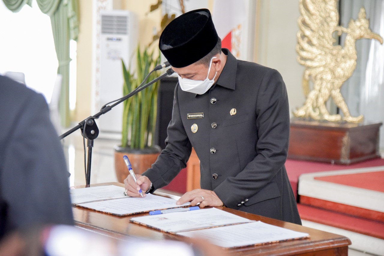 
Bupati Bandung H.M. Dadang Supriatna menandatangani berita acara pelantikan pejabat eselon 2 di Rumah Dinas Bupati, Komplek Pemda Kabupaten Bandung, Senin (30/8/2021). (Foto: Bagian Protokol dan Komunikasi Pimpinan)
