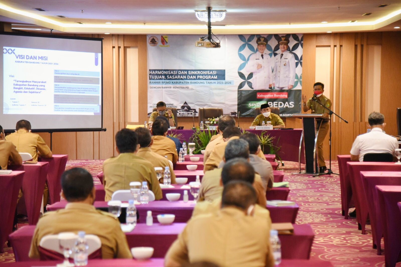 
Bupati Bandung Dadang Supriatna memberikan pentingnya harmonisasi dan sinkronisasi RPJMD Tahun 2021-2026, di Grand Sunshine, Soreang, Senin (30/8/2021). (Foto :Bagian Protokol dan Komunikasi Pimpinan) 
