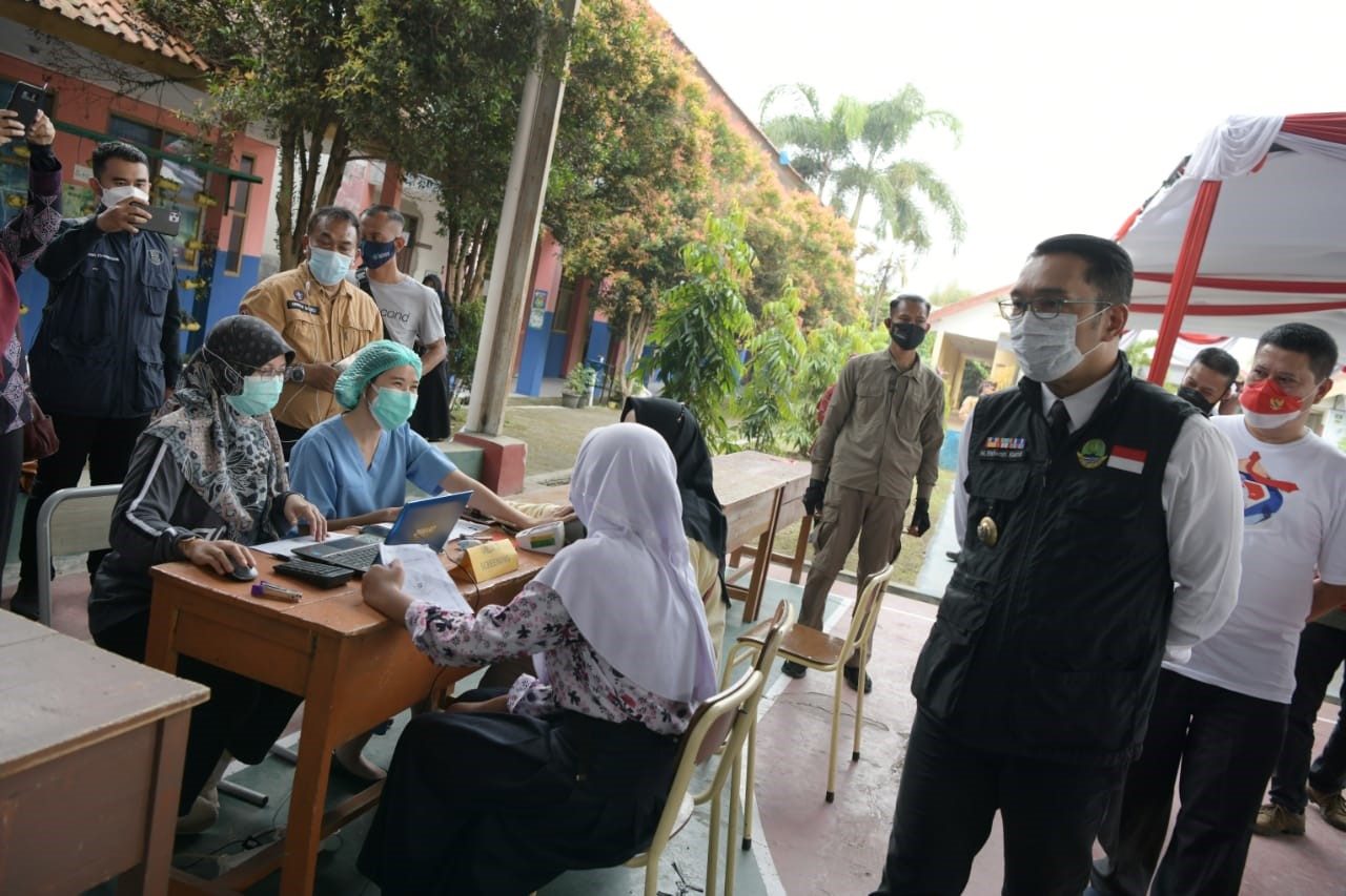 

Gubernur Jabar Ridwan Kamil saat eninjau pelaksanaan vaksinasi COVID-19 bagi pelajar di SMP Negeri 2 Padalarang, Kabupaten Bandung Barat, Sabtu (21/8/2021). (Foto: Biro Adpim Jabar)