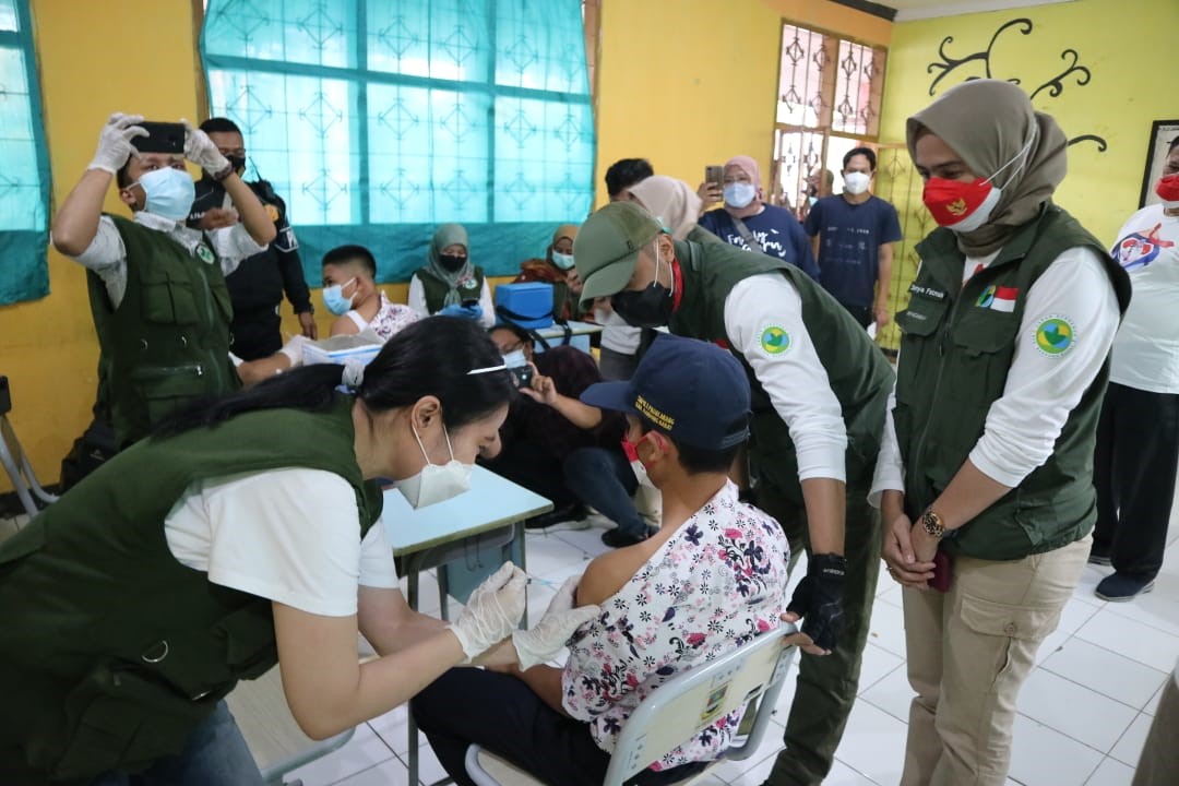 
Plt Wakil Bupati Bandung Barat Hengki Kurniawan berdialog dengan warga saat meninjau pelaksanaan  gebyar vaksinasi pelajar yang dimulai kemarin (Sabtu, 22/8/2021), KBB mentargetkan 100.000 pelajar untuk divaksin. (Foto : heni/dara.co.id)
