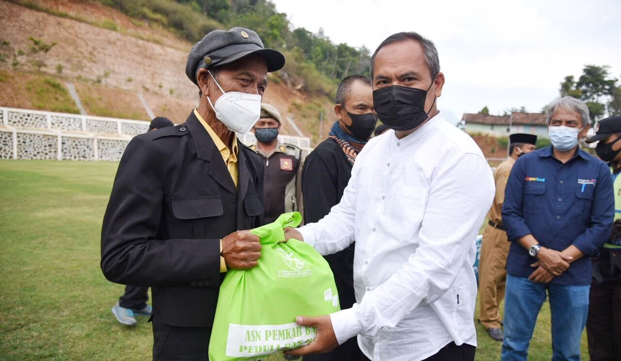 Kepala Bagian Protokol dan Komunikasi Pimpinan Kabupaten Bandung, Dian Wardiana memberikan sembako kepada warga Desa Kendan, Kecamatan Nagreg, Selasa (24/8/2021). (Foto :Bagian Protokol dan Komunikasi Pimpinan)
