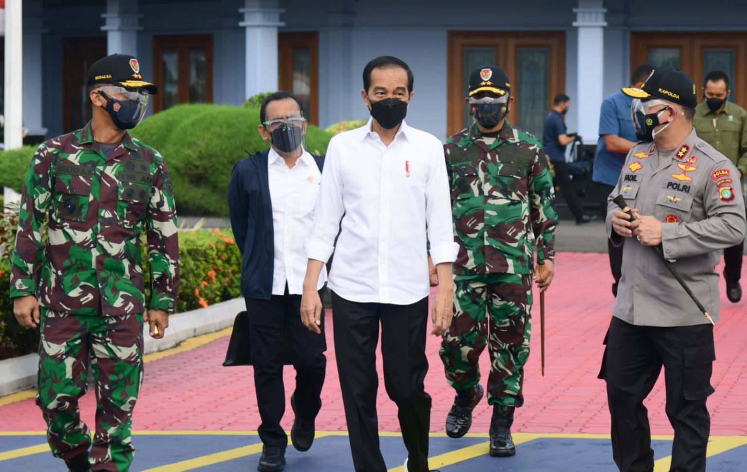 Presiden Joko Widodo bertolak menuju Kota Cirebon, Jabar, dalam rangka kunjungan kerja, Selasa (31/08/2021). (Foto: BPMI Setpres/Muchlis Jr)
