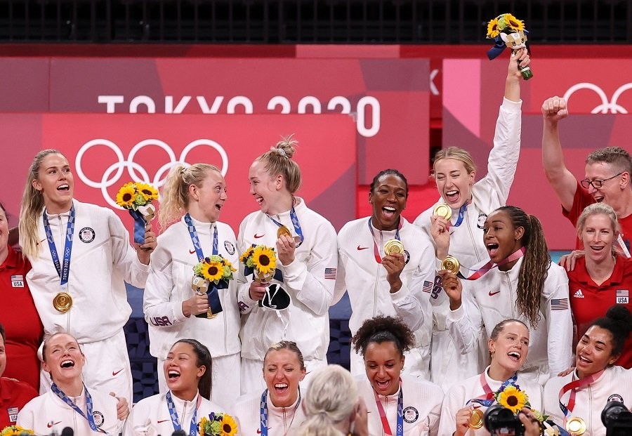 Amerika Serikat berhasil meraih medali emas pada cabor voli Olimpiade Tokyo 2020 kategori putri usai mengalahkan Brasil dalam partai puncak pada Minggu (8/8/2021) di Ariake Arena. (Foto : okezonesport)
