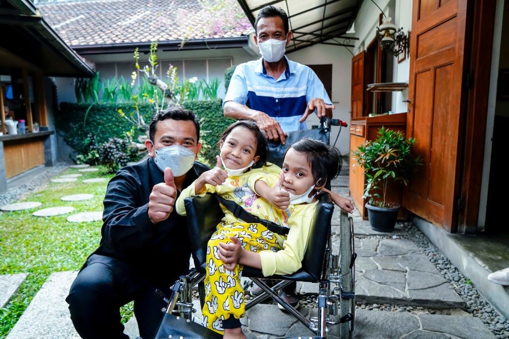 
Kepala Dinas Pendidikan (Kadisdik) Jawa Barat Dedi Supandi bercengkrama dengan Al Dewi Putri Ningsih (8) dan Al Putri Anugrah (8) di sebuah rumah makan di Kota Bandung, Senin (30/8/2021). (Foto: istimewa)
