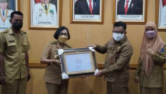 Asisten Bidang Pengembangan Ekonomi Drs. H. Zulkarnain, MM saat acara penyerahan replika sertifikat warisan budaya tak benda dari Disbudpar Sumsel kepada Pemkab OKI (dok/hms)