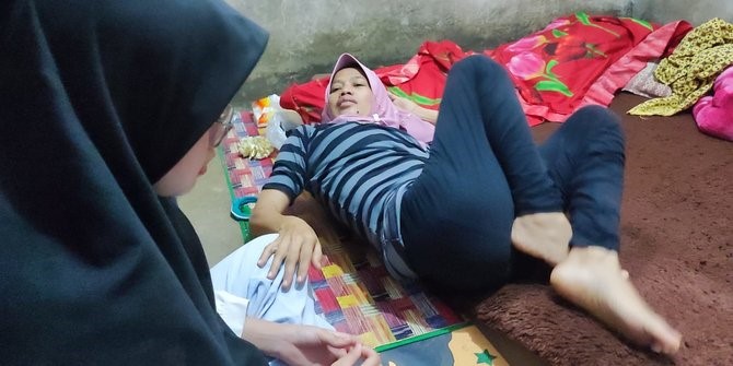 
Cucu berbaring di rumahnya. Ia tak tidur selama 7 tahun. (Foto: ©2021 Merdeka.com/istimewa)
