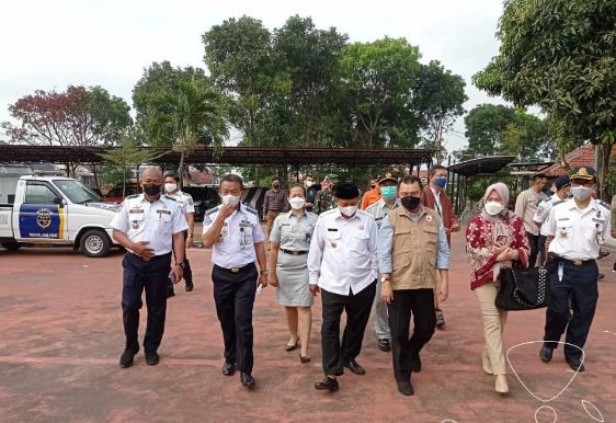 Ketua Komisi V DPRD Jawa Barat Abdul Harris Bobihoe (rompi coklat) meninjau vaksinasi di Graha Perhubungan, Kabupaten Bandung. (Foto: Rizky/Humas DPRD Jabar)