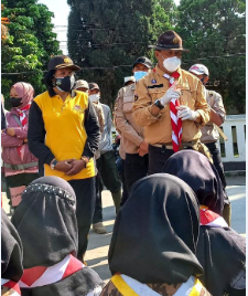 Aseng Junaedi saat memberikan pengarahan pada anggota Pramuka yang bersiap-siap bersih-bersih (Foto: Istimewa)
