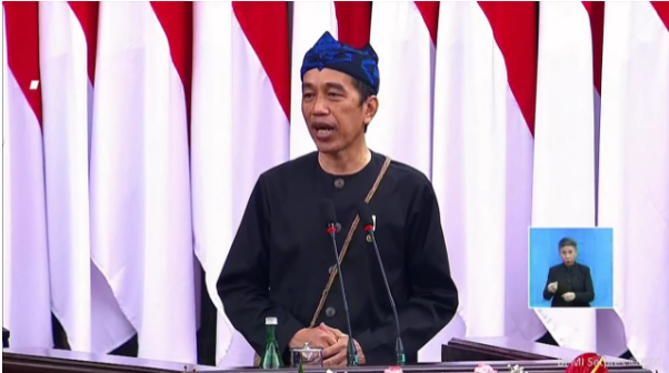 Presiden Jokowi memakai pakaian adat Baduy saat menyampaikan RUU APBN 2022 di Kompleks Parlemen, Senayan, Jakarta, Senin (16/8/2021). (Foto: Tangkapan Layar YouTube Setpres)