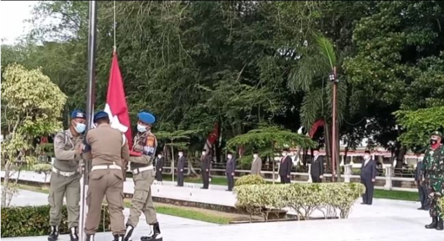 Satpol PP Langkat melakukan pengibaran Bendera Merah Putih pada peringatan HUT RI ke-76 (Foto: Istimewa/suara.com)