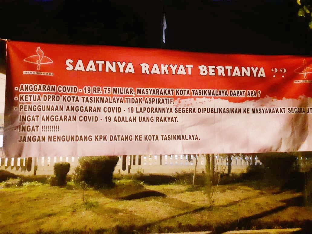 
Spanduk saatnya rakyat bertanya.(foto : Nanang Yudi)