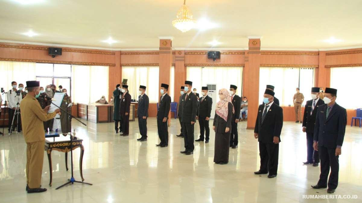 
Wakil Bupati Ogan Komering Ilir, H. M. Dja’far Shodiq, Senin (9/8/21) melantik dan mengambil sumpah sebanyak 16 pejabat administrator di Lingkungan Pemerintah Kabupaten Ogan Komering Ilir.(Foto : Diskominfo Kab.OKI) 
