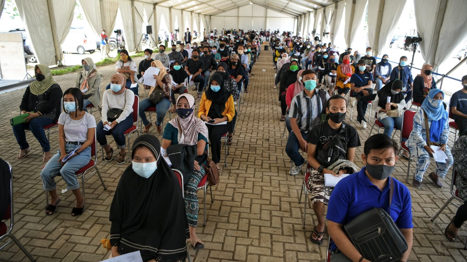 Pemerintah Provinsi Jawa Barat terus mendorong kenaikan target harian vaksinasi hingga 500 ribu jiwa per hari. (Foto: istimewa)