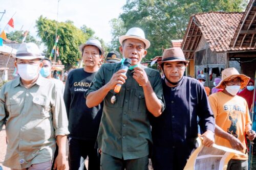 Bupati Subang H. Ruhimat saat dihadapan para pengunjukrasa tepatnya di Kampung Bugel Desa Gandasari Kecamatan Cikaum (Foto: Istimewa)