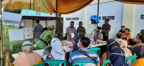 Situasi penghitungan suara di TPS kantor Desa Sinartanjung (Foto: Bayu/dara.co.id)