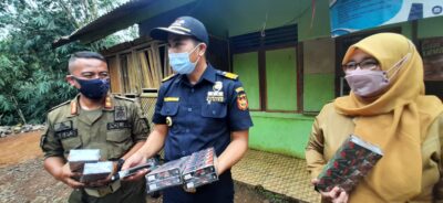 Petugas Bea Cukai, Satuan Pol PP, dan Bagian Ekonomi Pemkot Banjar, Jawa Barat berhasil mengamankan puluhan bungkus rokok ilegal. (Foto: Bayu/dara.co.id)