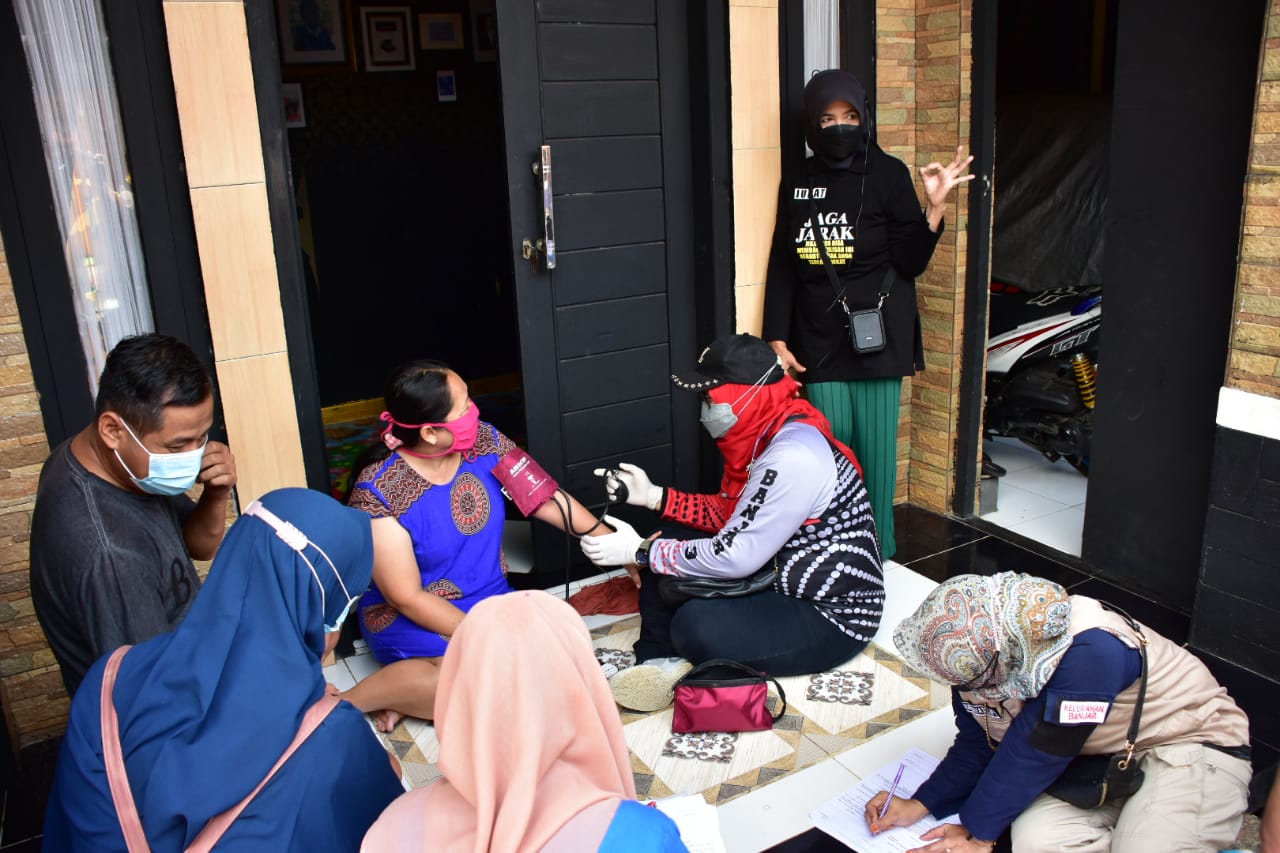 Wali Kota Banjar, Hj Ade Uu Sukaesih datangi rumah warga agar mau divaksin (Foto: Istimewa)