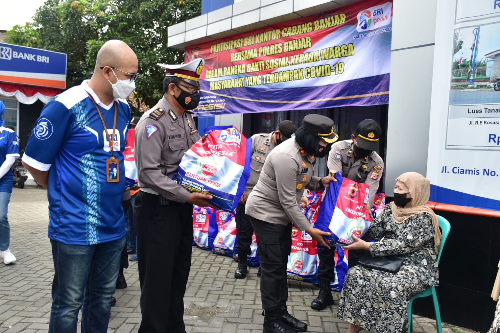 Polres Banjar bagikan sembako kepada masyarakat (Foto: Istimewa)