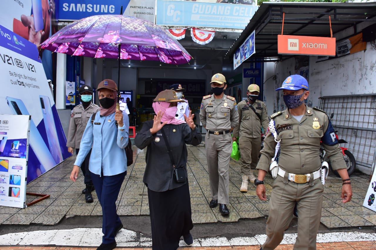 Walikota beserta rombongan mulai melakukan sosialisasi kebijakan screening di jalan Letjen Soewarto (foto: Istimewa)