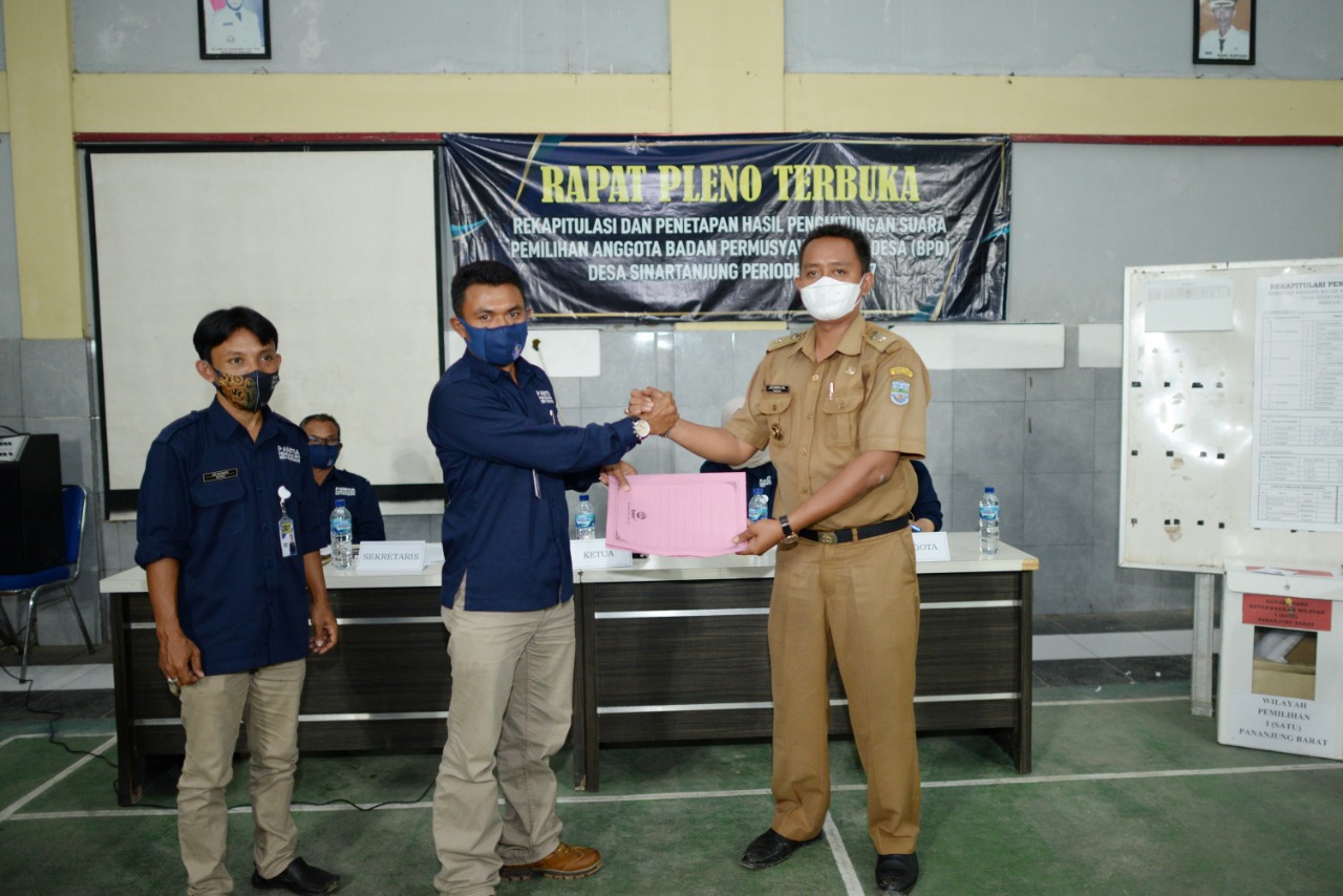  Penyerahan hasil rapat pleno penetapan anggota BPD desa Sinartanjung, dari ketua panitia kepada Kepala desa. (Foto: Bayu/ dara.co.id)